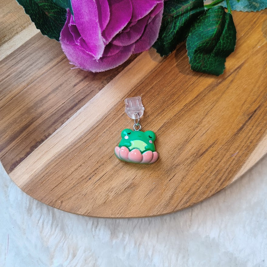 Lotus frog dust plug