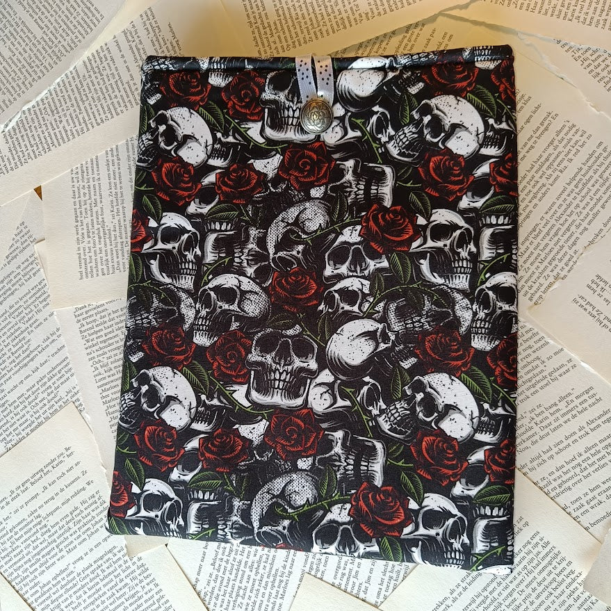 Skulls and roses Booksleeve