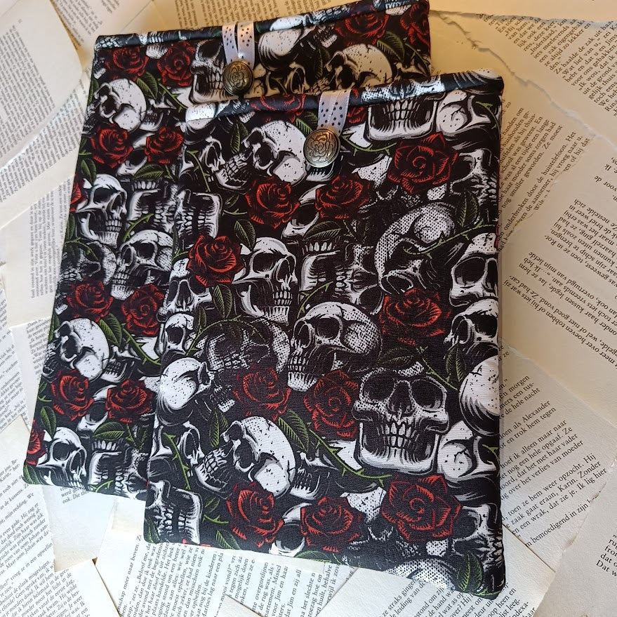 Skulls and roses Booksleeve
