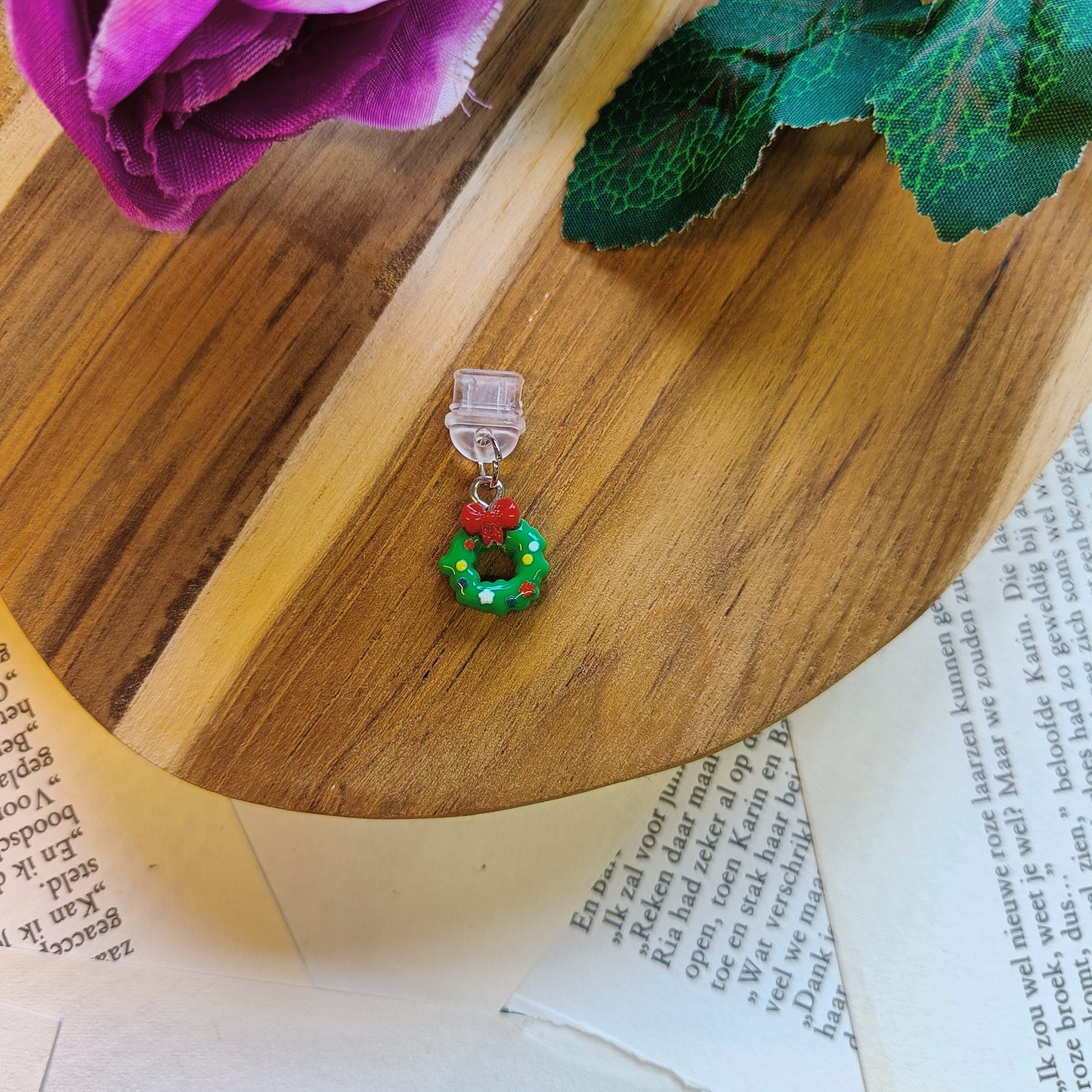 Christmas wreath dust plug