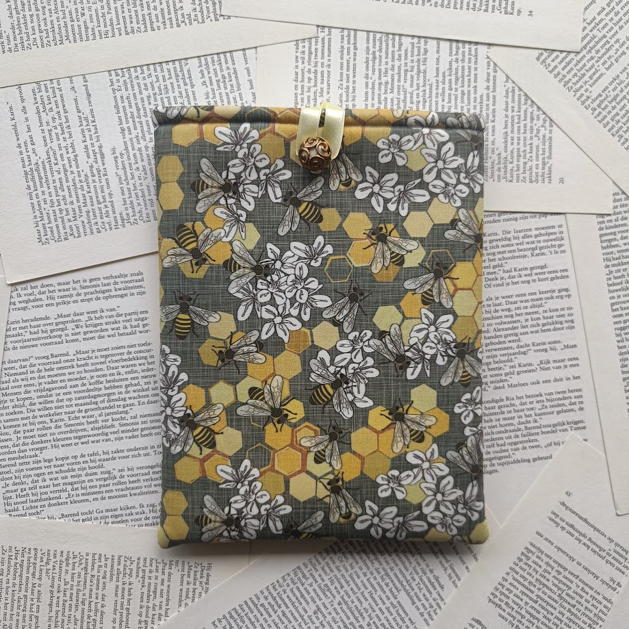 Bee frenzy Booksleeve