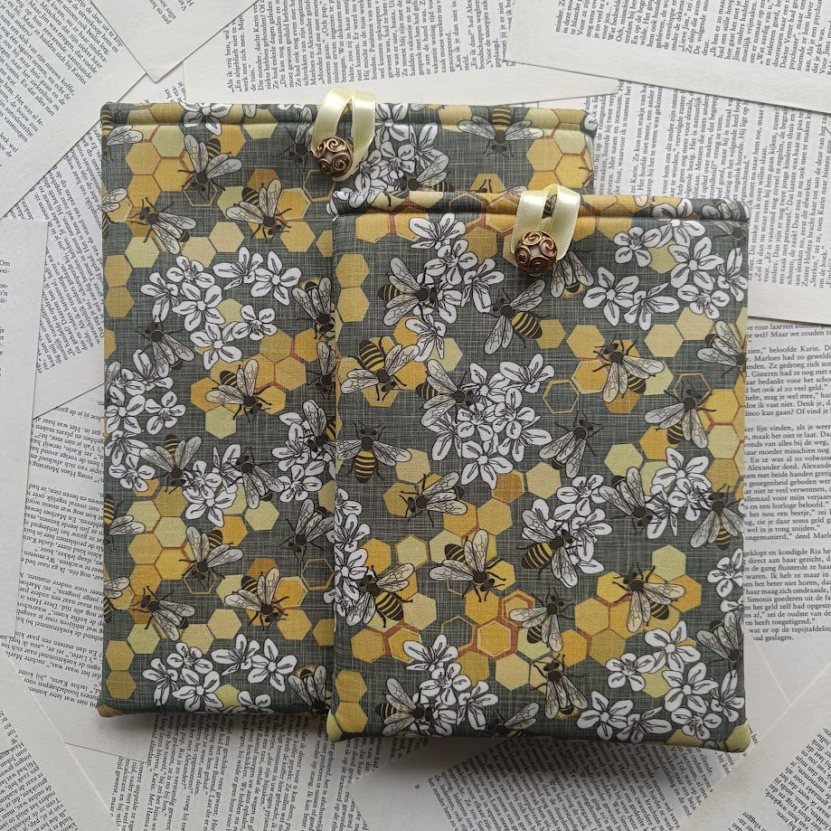 Bee frenzy Booksleeve