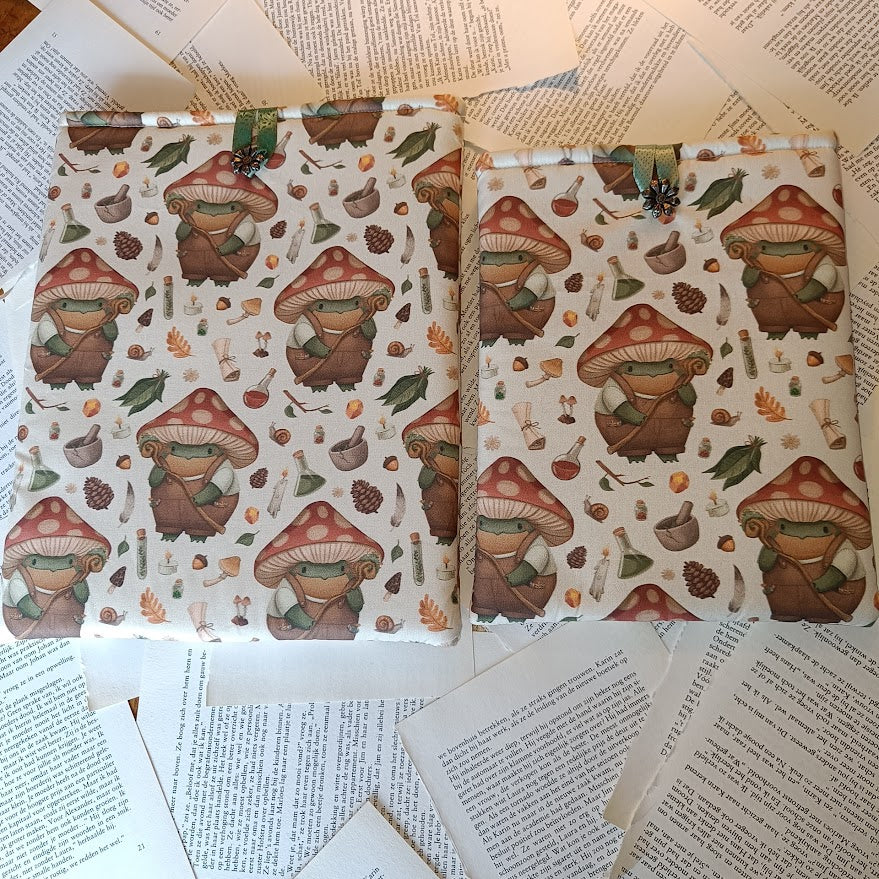 Mushroom frogs Booksleeve