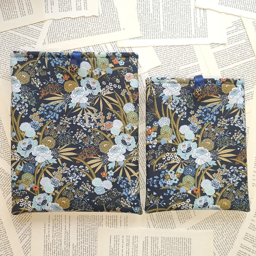 Traditional floral blue Booksleeve