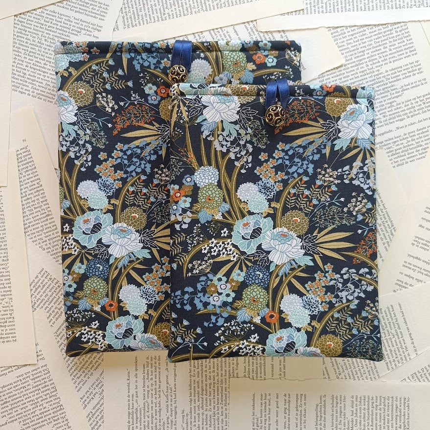 Traditional floral blue Booksleeve