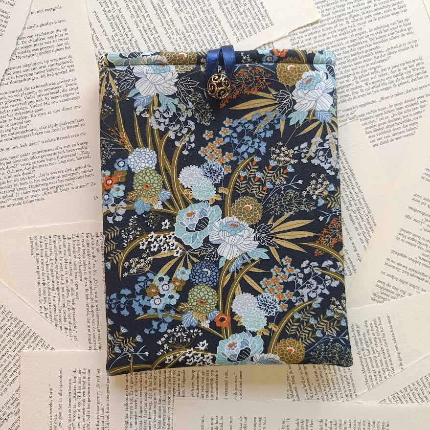 Traditional floral blue Booksleeve